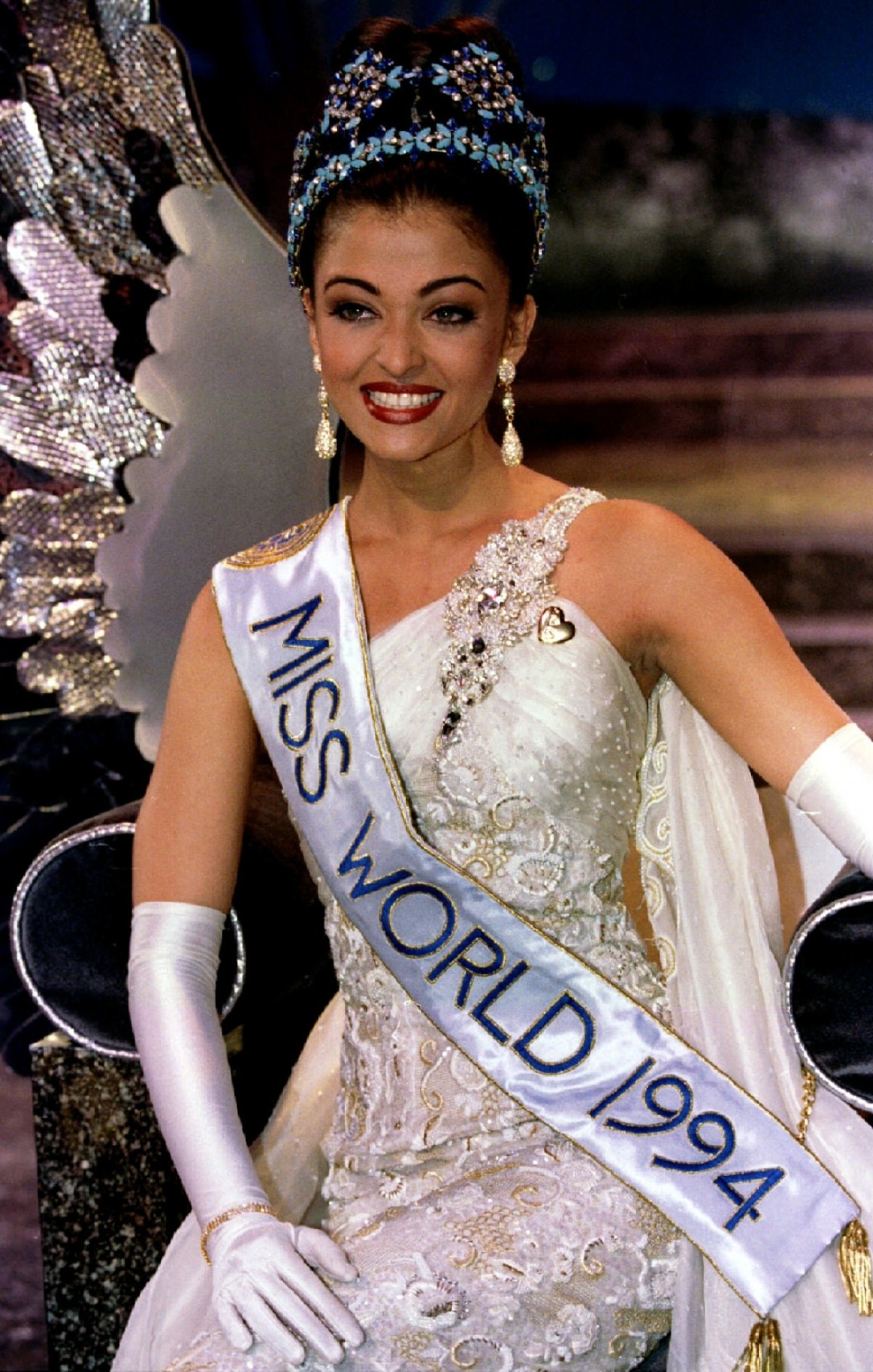 1448009664_miss-india-aishwarya-rai-sits-her-throne-moments-after-being-crowned-miss-world-1994-november-19.jpg